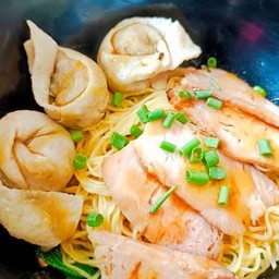 บะหมี่เกี้ยวกุ้ง กับเกี้ยวปลา แห้ง หมูแดง- LM