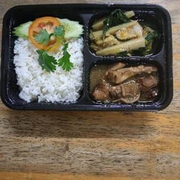 ข้าวราดสองอย่าง (ข้าวไก่อบ+กระเพราไก่)