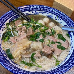 ไปทานเส้นหมี่ขาวเนื้อตุ๋น อร่อยมากน้ำชุบแบบว่าเบาๆไม่มีผงชูรสรสทางร้านบอก เนื้อน