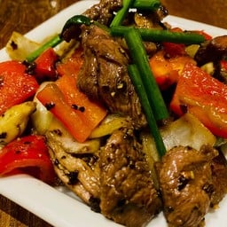 เนื้อนกกระจอกเทศผัดพริกไทยดำ