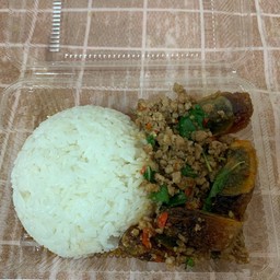 ข้าวกะเพราหมูสับไข่เยี่ยวม้า