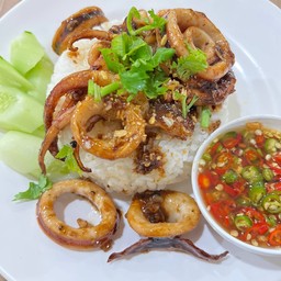 ข้าวหมึกกระเทียมพริกไทย(ราดข้าว)