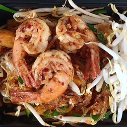 ผัดไทยวุ้นเส้นกุ้งสด ผัดคลุก รสจัดจ้าน