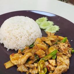 ผัดกระเพราหมูชิ้นหน่อไม้ดอง