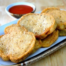 หมูยอใบตองทอด ซอสศรีราชา