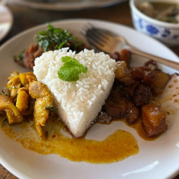 ข้าวราดแกง 3 อย่าง