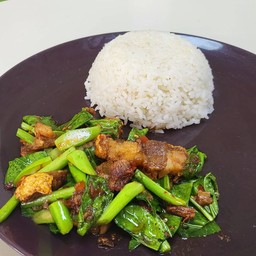 ผัดคะน้าหมูกรอบ