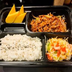ข้าวเบนโต๊ะไก่ผัดซอส