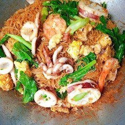 ผัดซือิ๊วเส้นหมี่ปลาหมึก