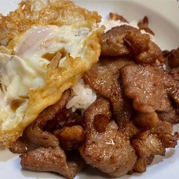 ข้าวรวมมิตรทอดซีอิ้ว (หมู,กุ้ง,หมึกกรอบ)