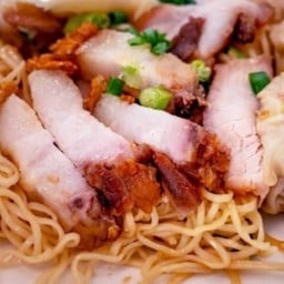 บะหมี่เกี้ยวกุ้งเกี้ยวหมู หมูกรอบ แห้ง