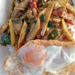 ข้าวผัดพริกแกงหน่อไม้