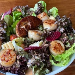 Scallop salad สลัดหอยเชลล์ย่างเนย