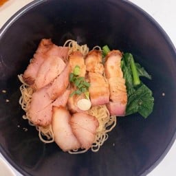 บะหมี่แห้ง ใส่หมูแดงกับหมูกรอบ