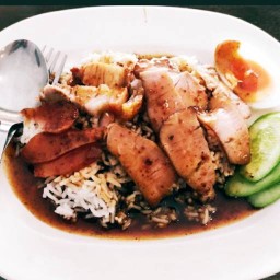 ข้าวหมูแดงล้วน (หมูแดง+กุนเชียง+ไข่ยางมะตูม)-LM