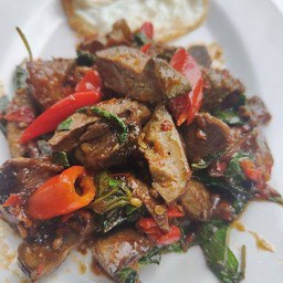 กะเพรา เครื่องในเป็ดพะโล้ (ตับ-กึ๋น) กับข้าว