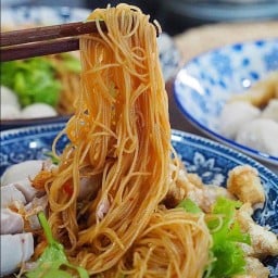 หมี่คลุก by แหม่มอร่อย