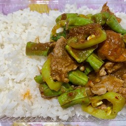 ข้าวราดผัดพริกแกง