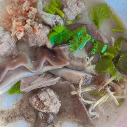 ข้าวต้มเครื่องในหมู