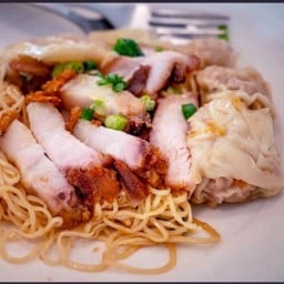 บะหมี่เกี้ยวกุ้ง แห้ง หมูกรอบ