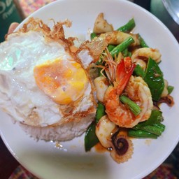 ผัดพริกแกงทะเลถั่วฝักยาวไข่ดาว ราดข้าว