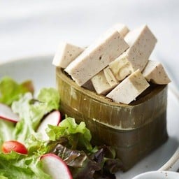 หมูยอใบตองนึ่ง น้ำจิ้มแซ่บ