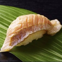 ซูชิท้องปลาแซลมอนลนไฟ