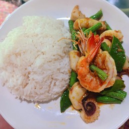 ผัดพริกแกงทะเลถั่วฝักยาว ราดข้าว