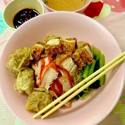 บะหมี่เกี๊ยวหมูแดง+หมูกรอบ
