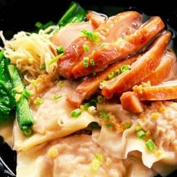 บะหมี่เกี้ยวกุ้ง กับเกี้ยวหมู แห้ง หมูแดง-LM