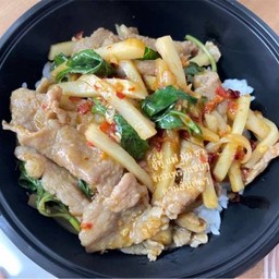 ผัดพริกแกงหน่อไม้ ราดข้าว