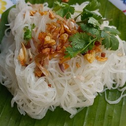 เส้นเล็กลวกโรยกระเทียมเจียว