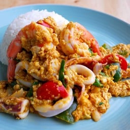 ข้าว+ผัดผงกะหรี่ทะเลไข่ฉ่ำ