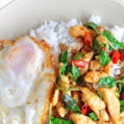 ข้าวกระเพราไก่ใข่ดาว