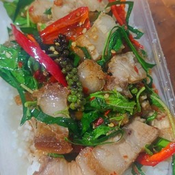 ข้าวราดผัดขี้เมาหมูกรอบ