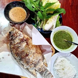 ปลาเผาราคาถูก หลังสระว่ายน้ำ อบจ.แพร่