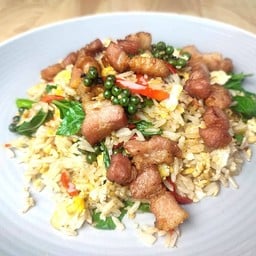 ข้าวผัดเบคอนพริกขี้หนูกระเพรา