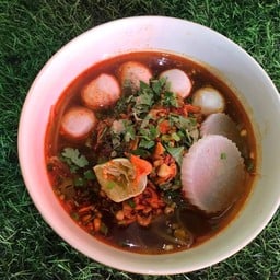 ก๋วยเตี๋ยวต้มยำลูกชิ้นหมู