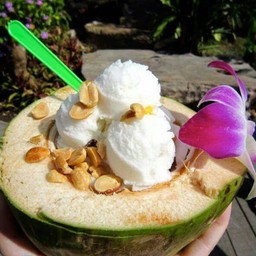 ไอติมมะพร้าวอ่อนไข่แดง