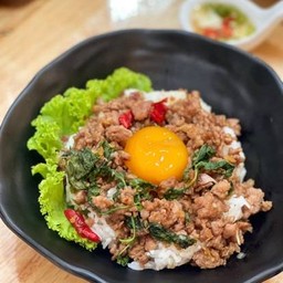 ข้าวกะเพราหมูสับ ไข่ดองน้ำปลา