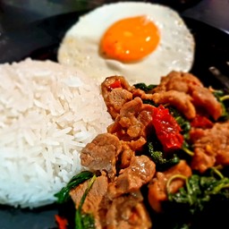 ข้าวกะพราสันในหมูพริกแห้ง ไข่ดาว