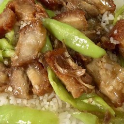 หมูกรอบผัดพริกหยวกราดข้าว