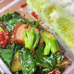 ข้าวราดคะน้าหมูกรอบ