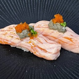 ข้าวปั้นแซลมอลย่างซอสมันปู