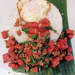 ข้าวกะเพราไส้กรอกหนังกรอบ