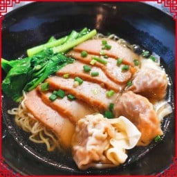 บะหมี่เกี้ยวน้ำหมูแดง -LM