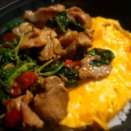 ข้าวกะเพราสันในหมูพริกแห้ง ไข่ข้น