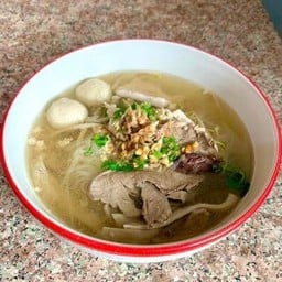 ก๋วยเตี๋ยวน้ำใสรวมหมูและเครื่องใน