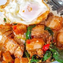 ข้าวกระเพราหมูกรอบใข่ดาว