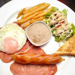 สเต๊กแฮมไส้กรอกไข่ดาว